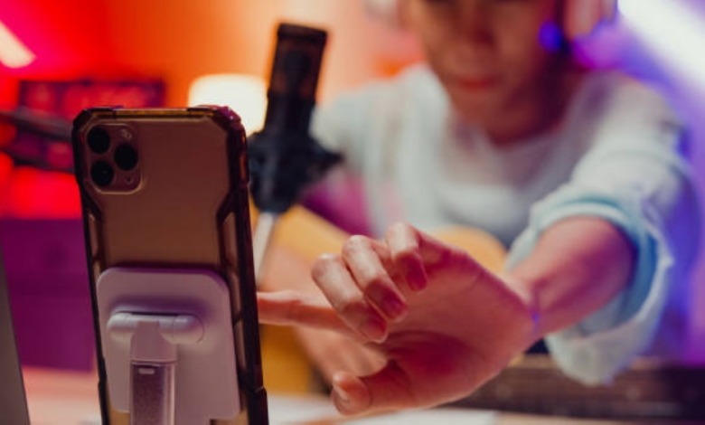 The fortunes of social media celebrities: Suspicions of money laundering and a lack of oversight