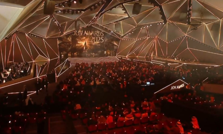 تفاصيل درع Joy Awards 2026: صقر ذهبي من تصميم شوبارد