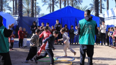 مركز الملك سلمان يوزع ملابس شتوية ويدخل الفرحة على أطفال غزة