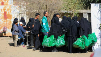 مركز الملك سلمان يوزع قسائم كسوة الشتاء في تعز اليمنية