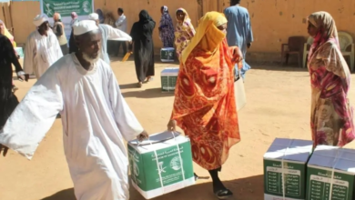 مركز الملك سلمان للإغاثة يوزع سلالًا غذائية في بربر السودانية