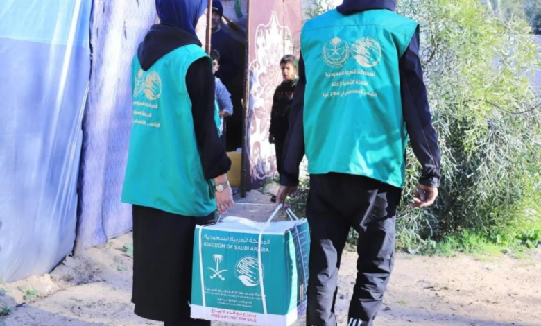 السعودية تغيث غزة: توزيع سلال غذائية ومساعدات إنسانية عاجلة