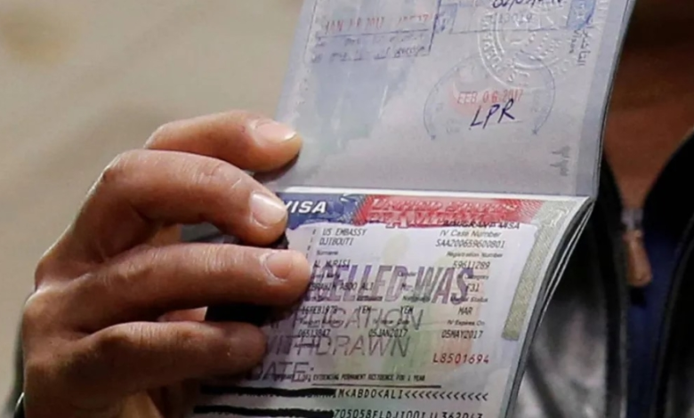 الخارجية الأمريكية تلغي 100 ألف تأشيرة بعهد ترامب