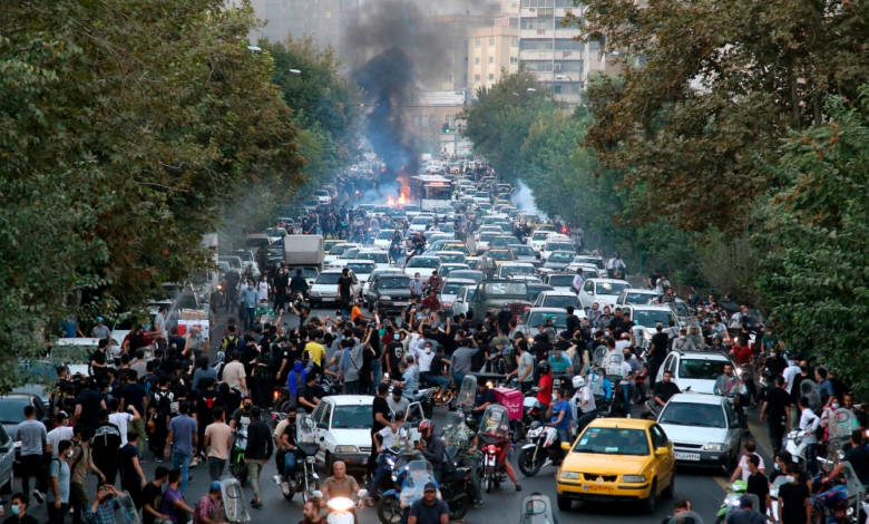 واشنطن تحذر رعاياها في إيران وتلوح بخيارات عسكرية