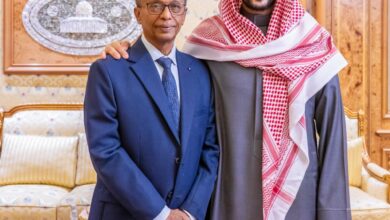 وزير الدفاع يشكر مدير ميناء المكلا: دور بطولي وإنساني