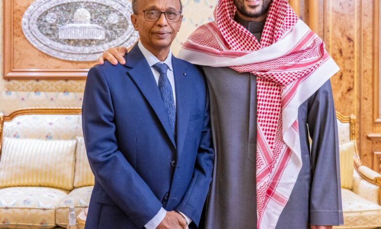 The Minister of Defense thanks the director of the port of Mukalla: a heroic and humanitarian role