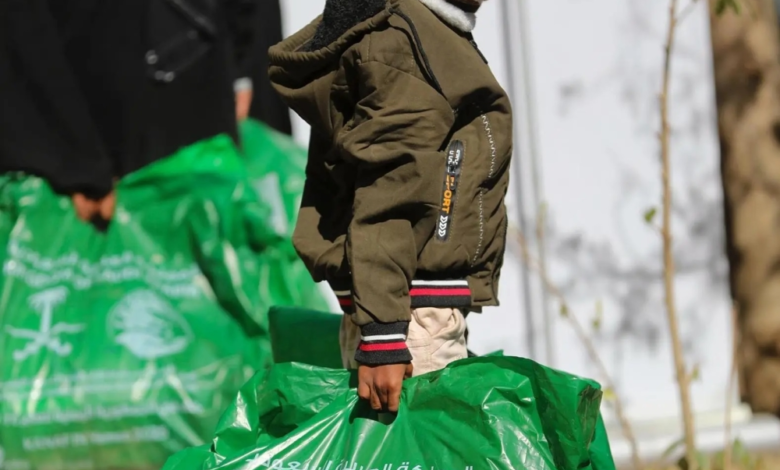 King Salman Center distributes winter clothing in Taiz as part of the Kanf project