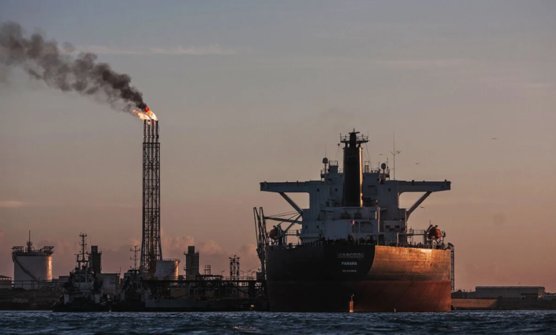 أمريكا تبيع أول شحنة نفط فنزويلي بعد اعتقال مادورو