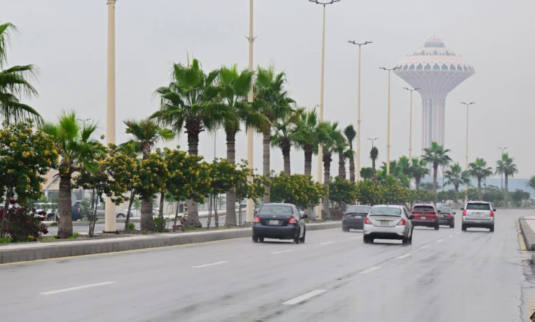 طقس السعودية: أمطار وموجة برد مع عودة المدارس