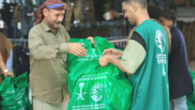 مركز الملك سلمان يوزع كسوة الشتاء في مأرب ضمن مشروع كنف