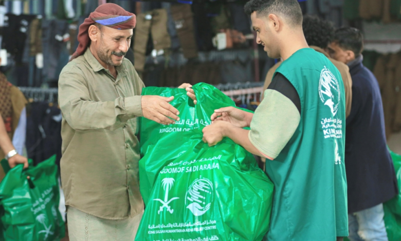 مركز الملك سلمان يوزع كسوة الشتاء في مأرب ضمن مشروع كنف