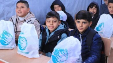 مركز الملك سلمان للإغاثة يوزع ملابس شتوية على أطفال غزة