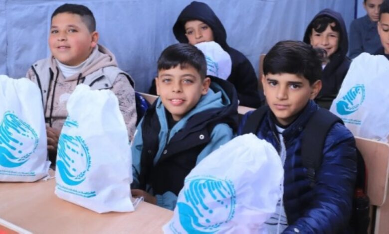 مركز الملك سلمان للإغاثة يوزع ملابس شتوية على أطفال غزة
