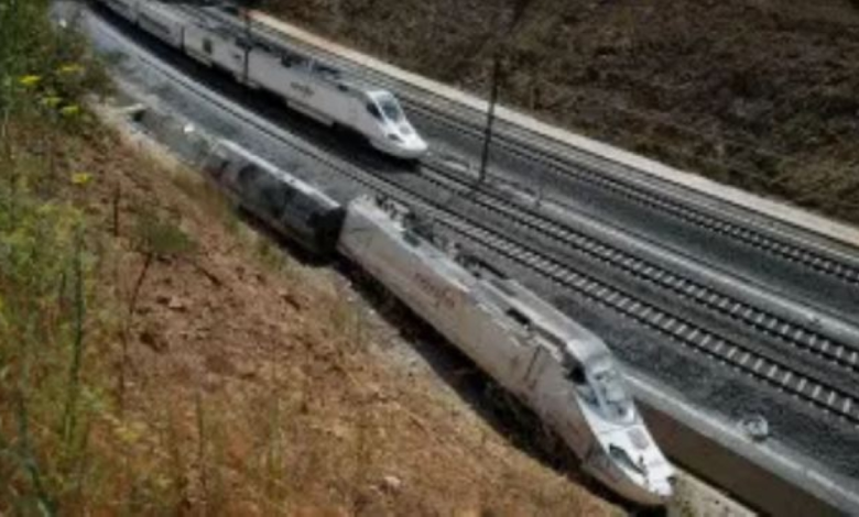 21 قتيلاً في حادث تصادم قطارين بإسبانيا: التفاصيل الكاملة