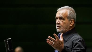 الرئيس الإيراني يحذر من حرب شاملة وإقالة رئيس إيرانسيل