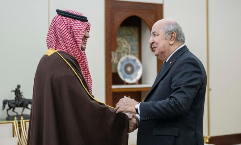 وزير الداخلية السعودي يلتقي الرئيس الجزائري لتعزيز الأمن