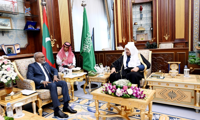 The Speaker of the Shura Council discusses parliamentary cooperation with the Speaker of the Maldivian Parliament