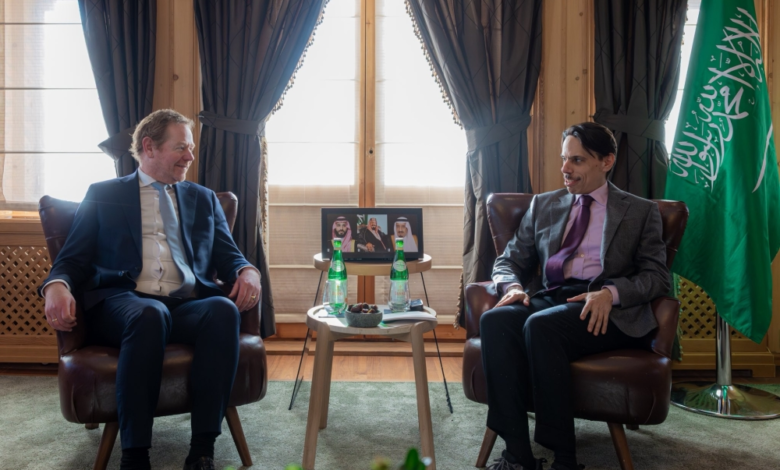 وزير الخارجية السعودي يلتقي نظيره الهولندي في دافوس 2026