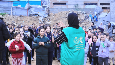 مركز الملك سلمان يوزع ملابس شتوية على طلاب شمال غزة