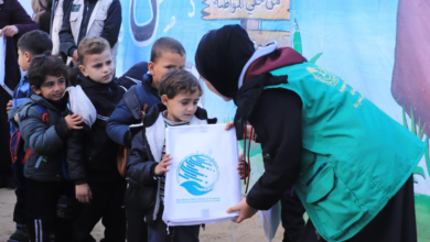 مركز الملك سلمان يوزع ملابس شتوية لطلاب خان يونس بغزة