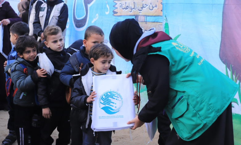 مركز الملك سلمان يوزع ملابس شتوية لطلاب خان يونس بغزة