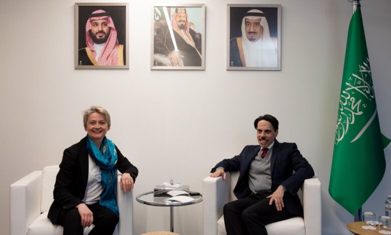 وزير الخارجية السعودي يلتقي نظيرته البريطانية في دافوس 2026
