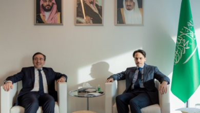 وزير الخارجية السعودي يلتقي نظيره الإسباني في دافوس 2026
