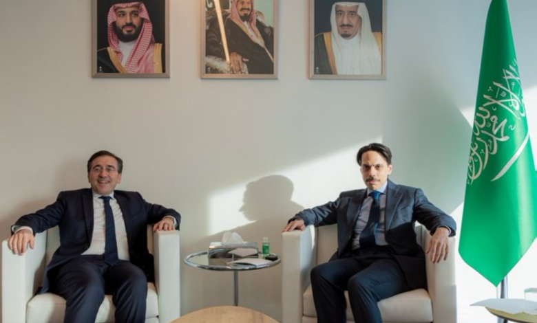 وزير الخارجية السعودي يلتقي نظيره الإسباني في دافوس 2026
