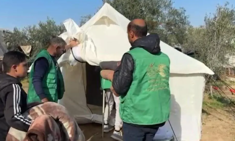 مركز الملك سلمان للإغاثة يغيث عائلة نازحة في غزة