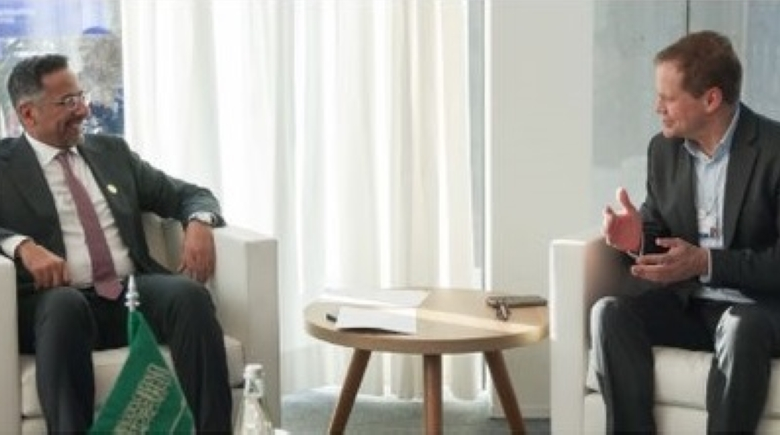 وزير الصناعة في دافوس 2026: تعزيز الشراكات وتوطين التقنية