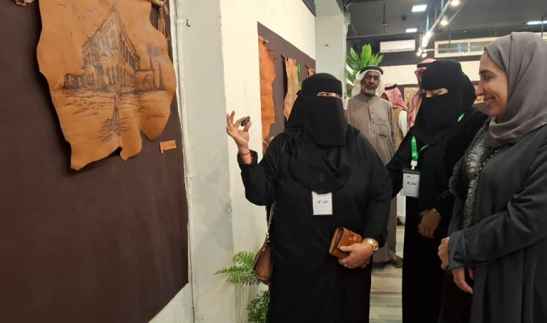 معرض الرسم على الجلود بالأحساء: إبداع 22 فنانة تشكيلية