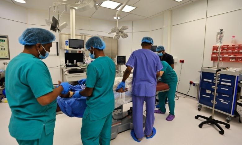 البرنامج السعودي ينقذ حياة يمني في سقطرى بتدخل طبي عاجل