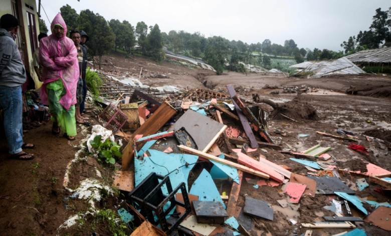 إندونيسيا: استئناف البحث عن 80 مفقودًا بانهيار أرضي