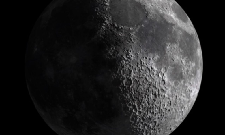 القمر في طور التربيع الأول لشهر شعبان: رصد فلكي مميز اليوم