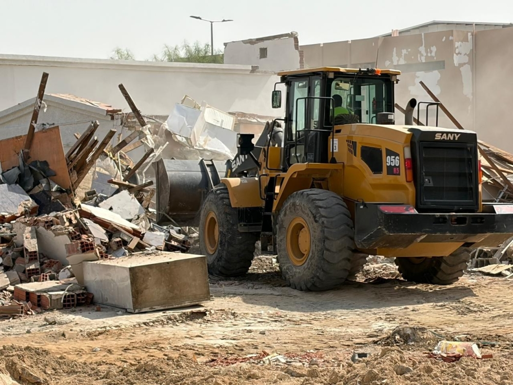 أعمال إزالة المباني الآيلة للسقوط في جدة