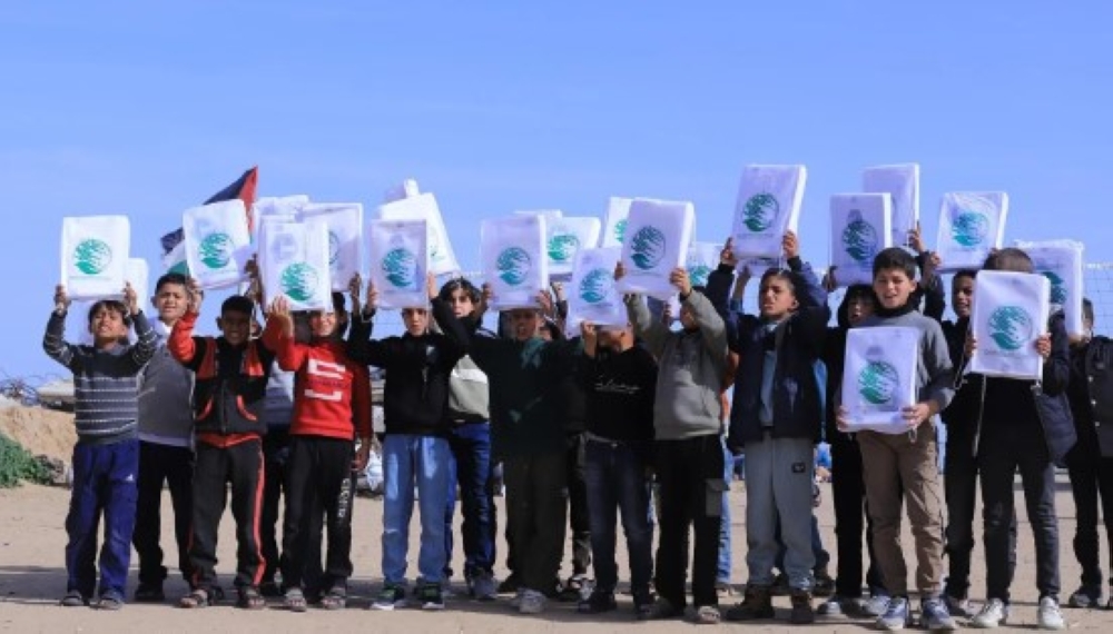 Distributing winter clothes to children in Gaza as part of the Saudi campaign