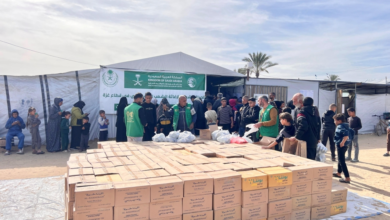 مساعدات سعودية لغزة: توزيع ملابس شتوية وسلال غذائية للنازحين