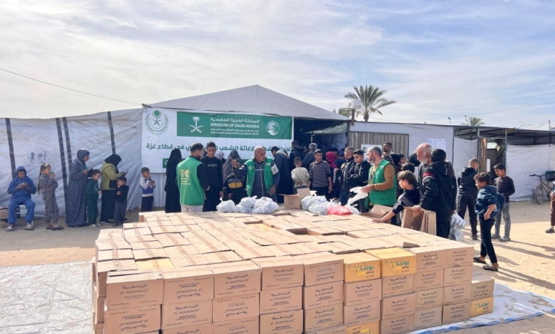 مساعدات سعودية لغزة: توزيع ملابس شتوية وسلال غذائية للنازحين