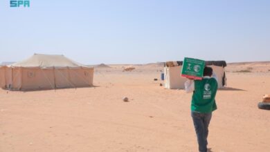 مركز الملك سلمان يوزع سلالاً غذائية وكسوة شتوية في حضرموت