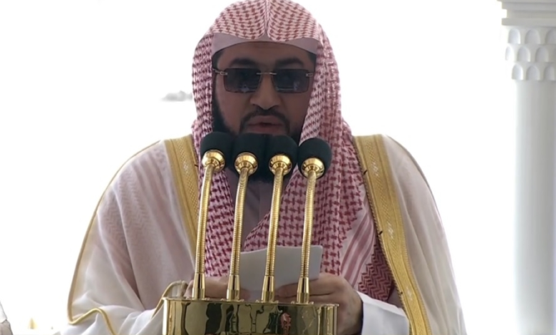 خطيب المسجد الحرام: الوعظ حياة للقلوب والتمسك بالقرآن نجاة