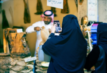 النحت على جذوع النخيل في مهرجان الصقور: إبداع يوثق الهوية