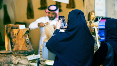 Palm trunk carving at the Falcon Festival: A creative expression that documents identity