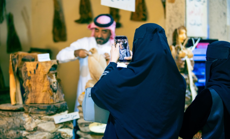 النحت على جذوع النخيل في مهرجان الصقور: إبداع يوثق الهوية