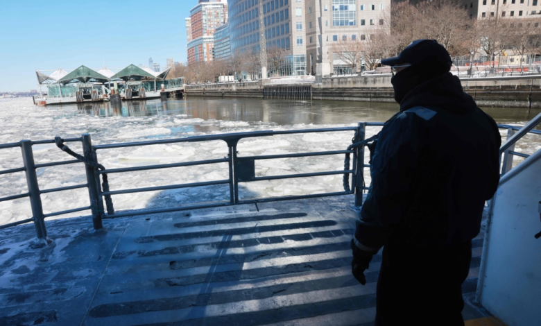 عاصفة ثلجية في أمريكا: حادث قطار وإلغاء رحلات جوية واسعة