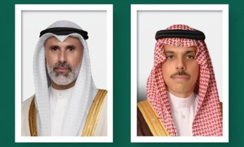 فيصل بن فرحان يهنئ وزير خارجية الكويت ويبحثان قضايا المنطقة
