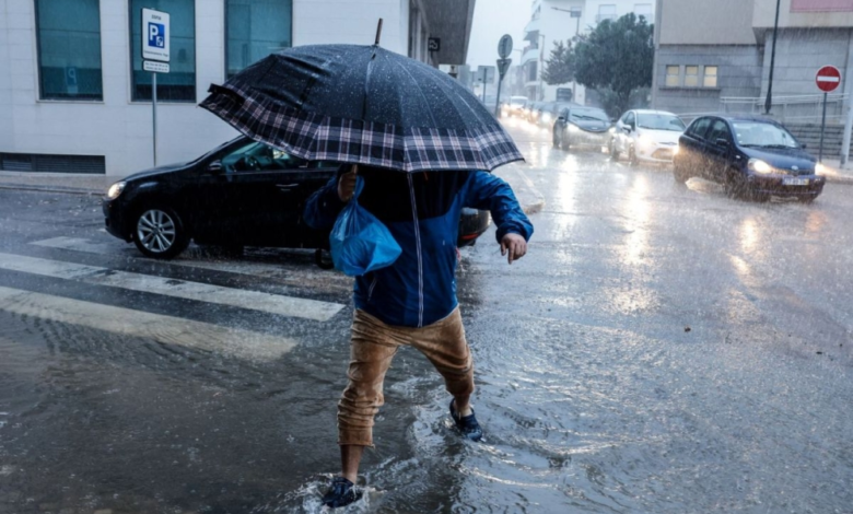 Storm Leonardo hits Spain and Portugal: Red alerts and school closures