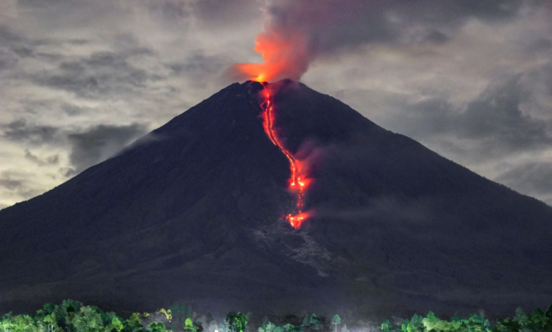 ثوران بركان جبل سيميرو 7 مرات يثير القلق في إندونيسيا