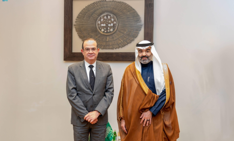 السواحه يبحث تعزيز الاقتصاد الرقمي مع 5 وزراء بمنظمة التعاون