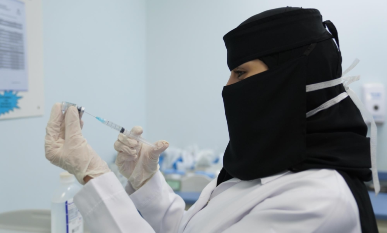 الصحة السعودية: حظر تكليف التمريض بغير اختصاصه ومنع ازدواجية المهن