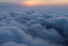 جبل شدا الأسفل يعانق السحاب.. لوحة طبيعية في المخواة